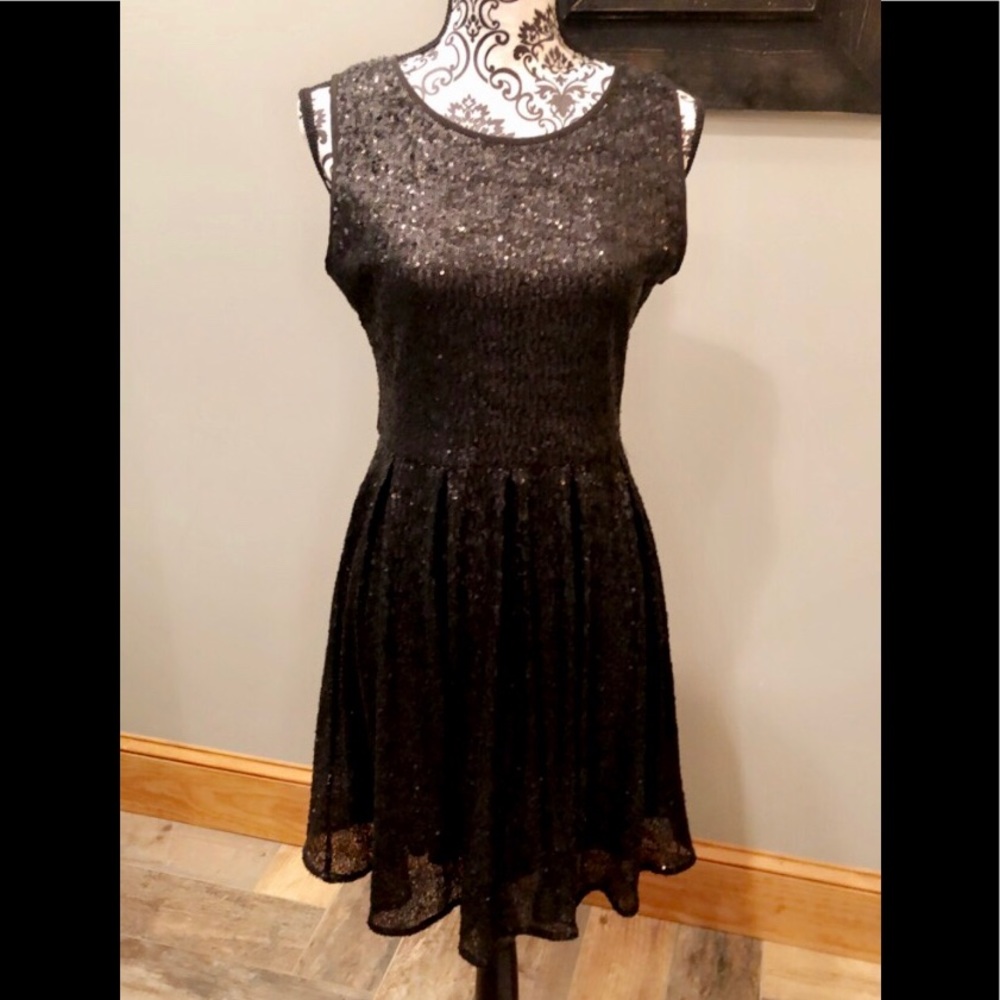 Fun & Flirty little black dress 👠👗